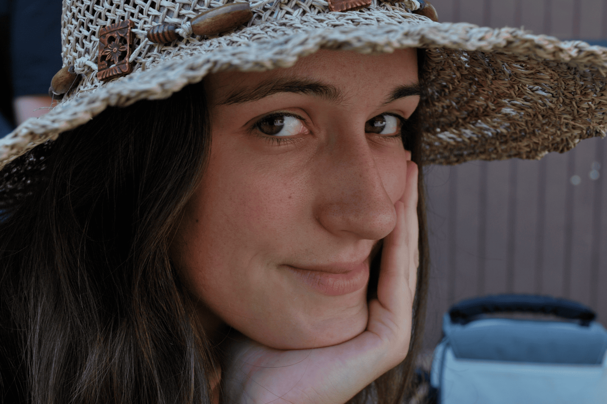 Emilie Souillot, avec un chapeau de paille