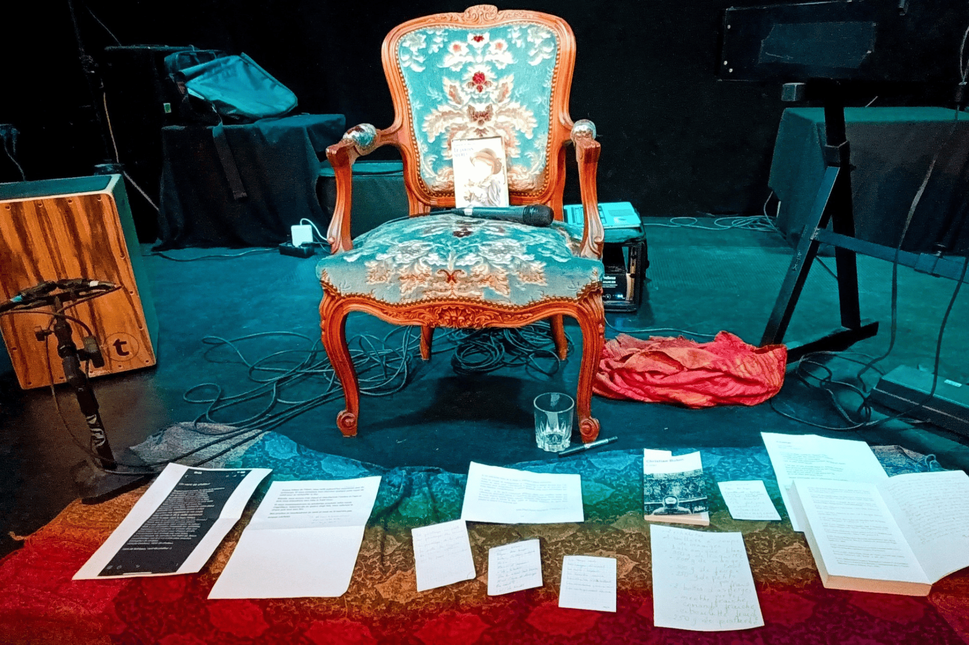 Fauteuil des livres enchantés avec textes au sol