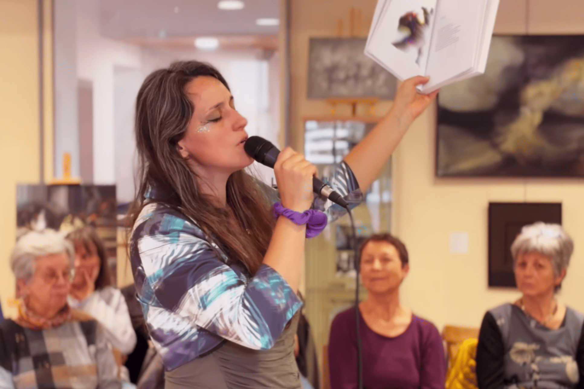 Emilie Souillot qui chante et improvise à partir d'un livre pour Les Livres Enchantés