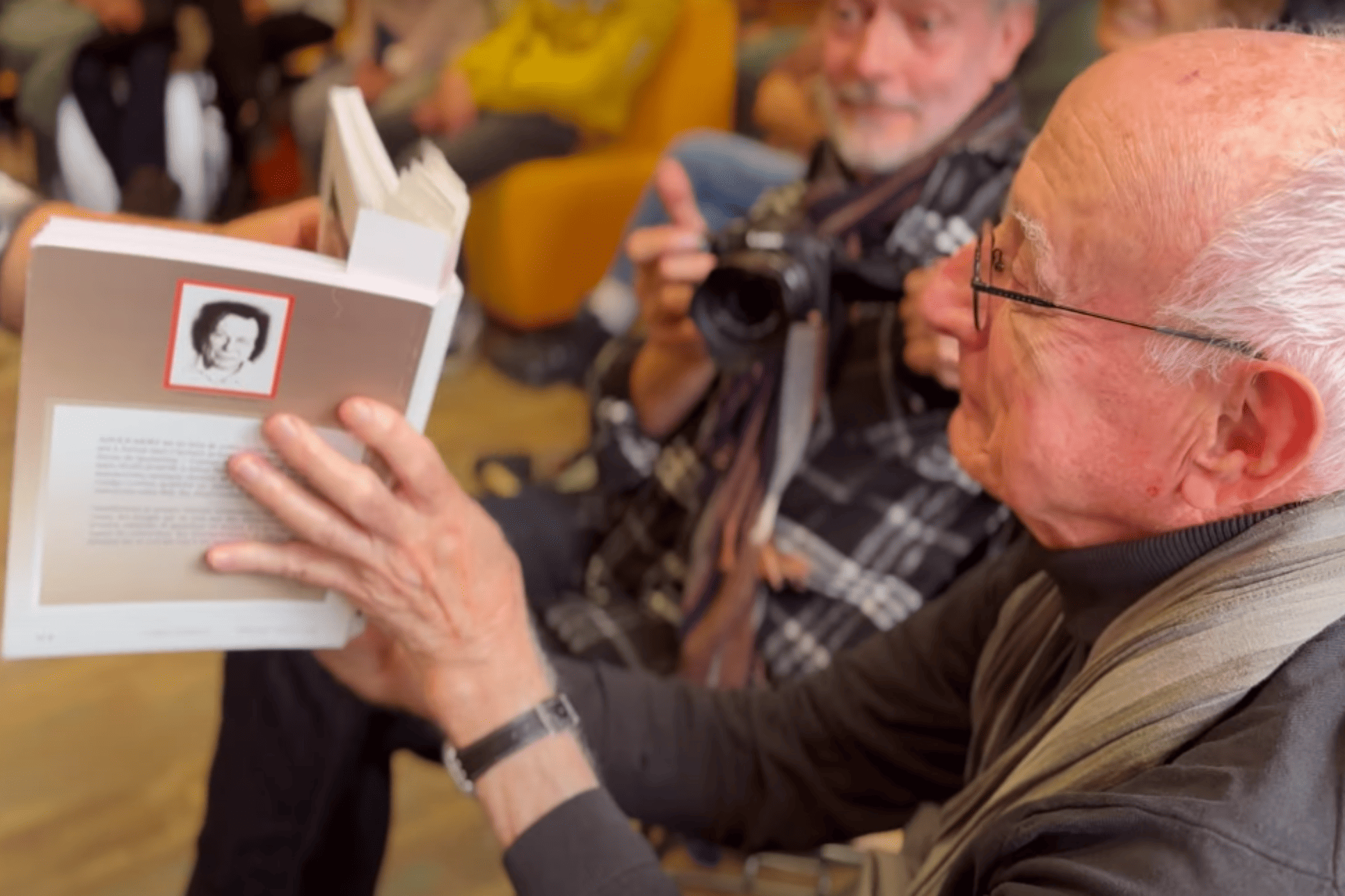 Les Livres Enchantés, livre avec un monsieur du public