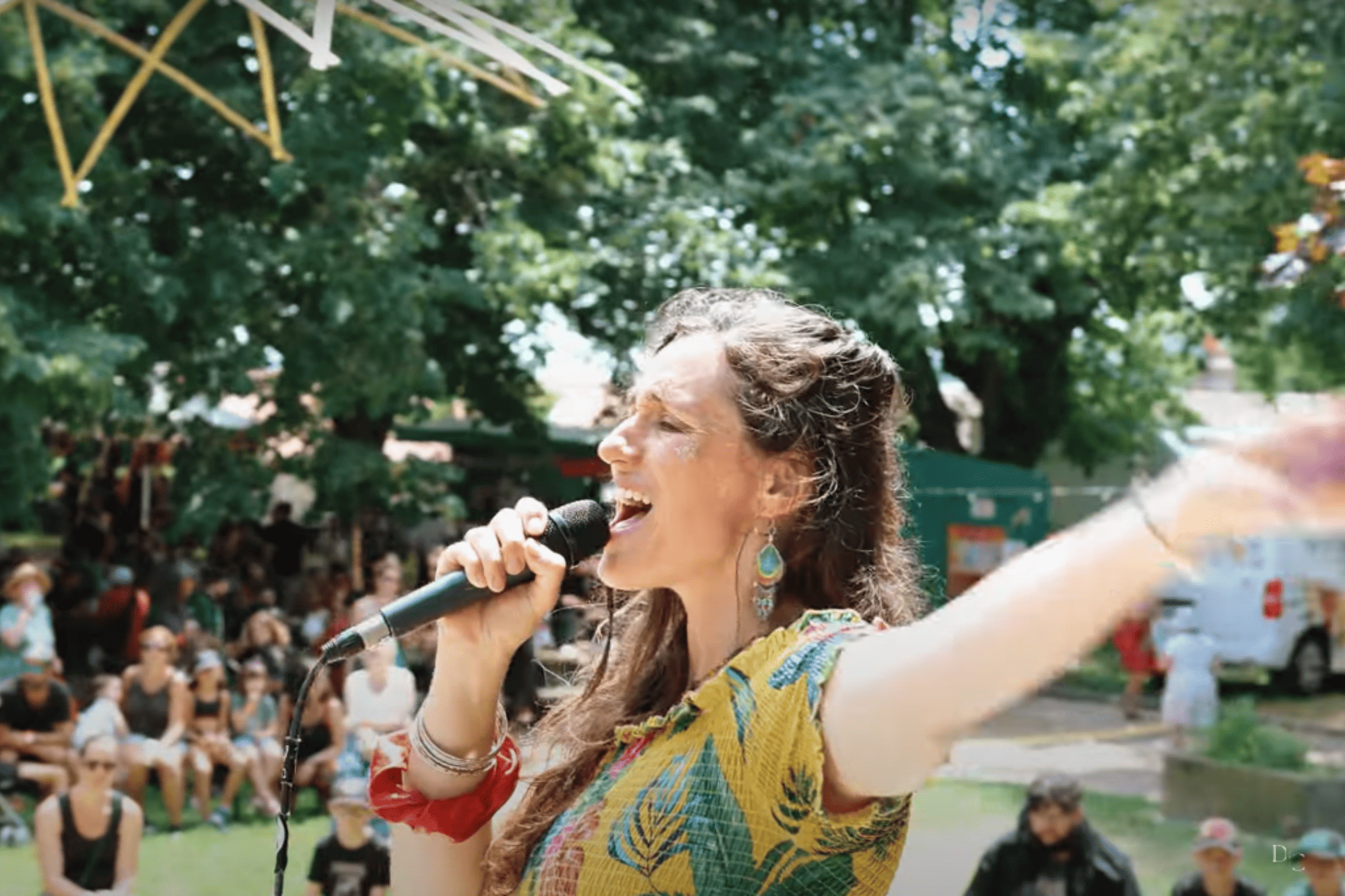 Emilie Souillot en live pour Les Livres enchantés, en plein air