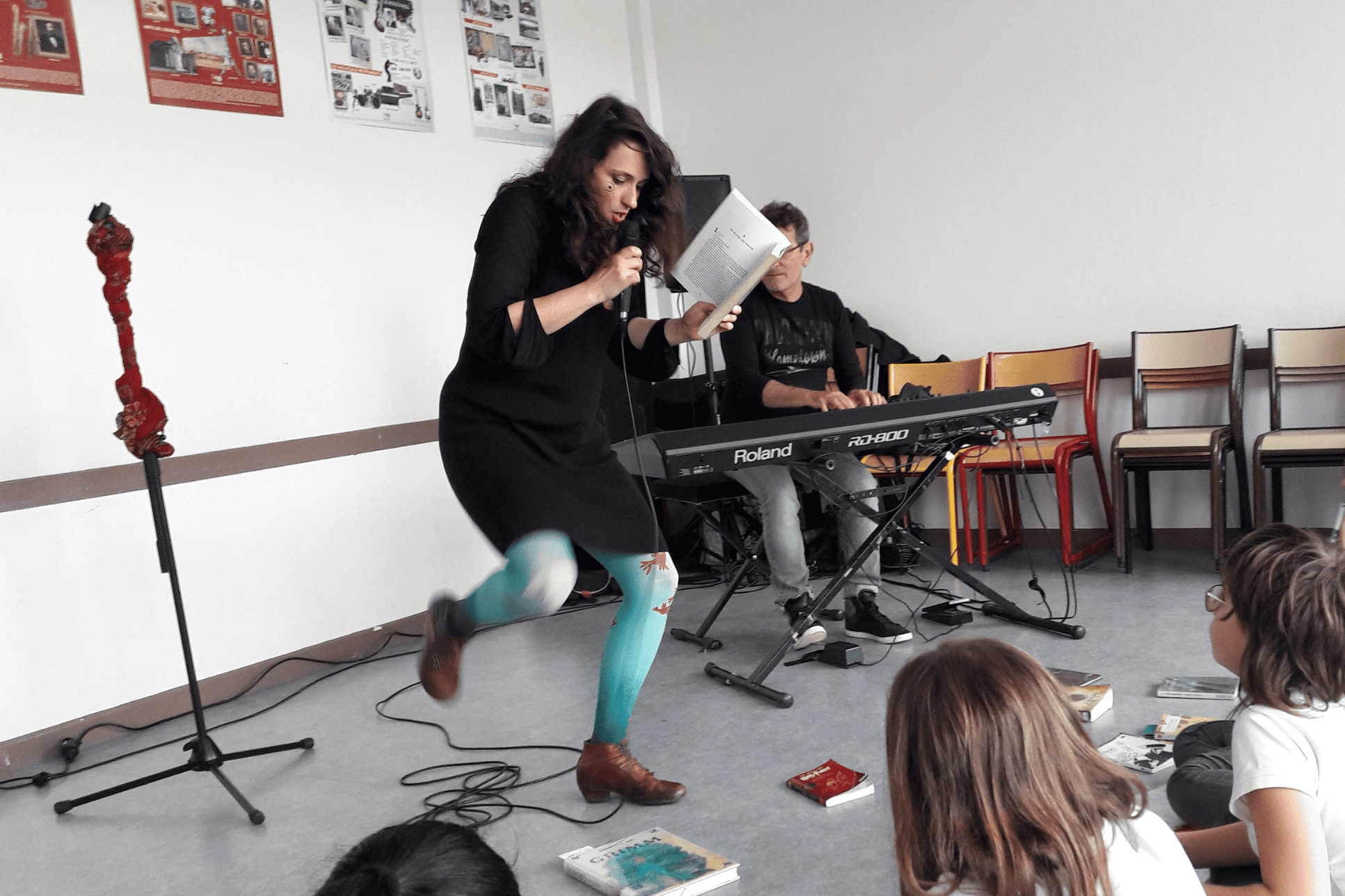 Emilie Souillot en live pour Les Livres Enchantés devant des enfants
