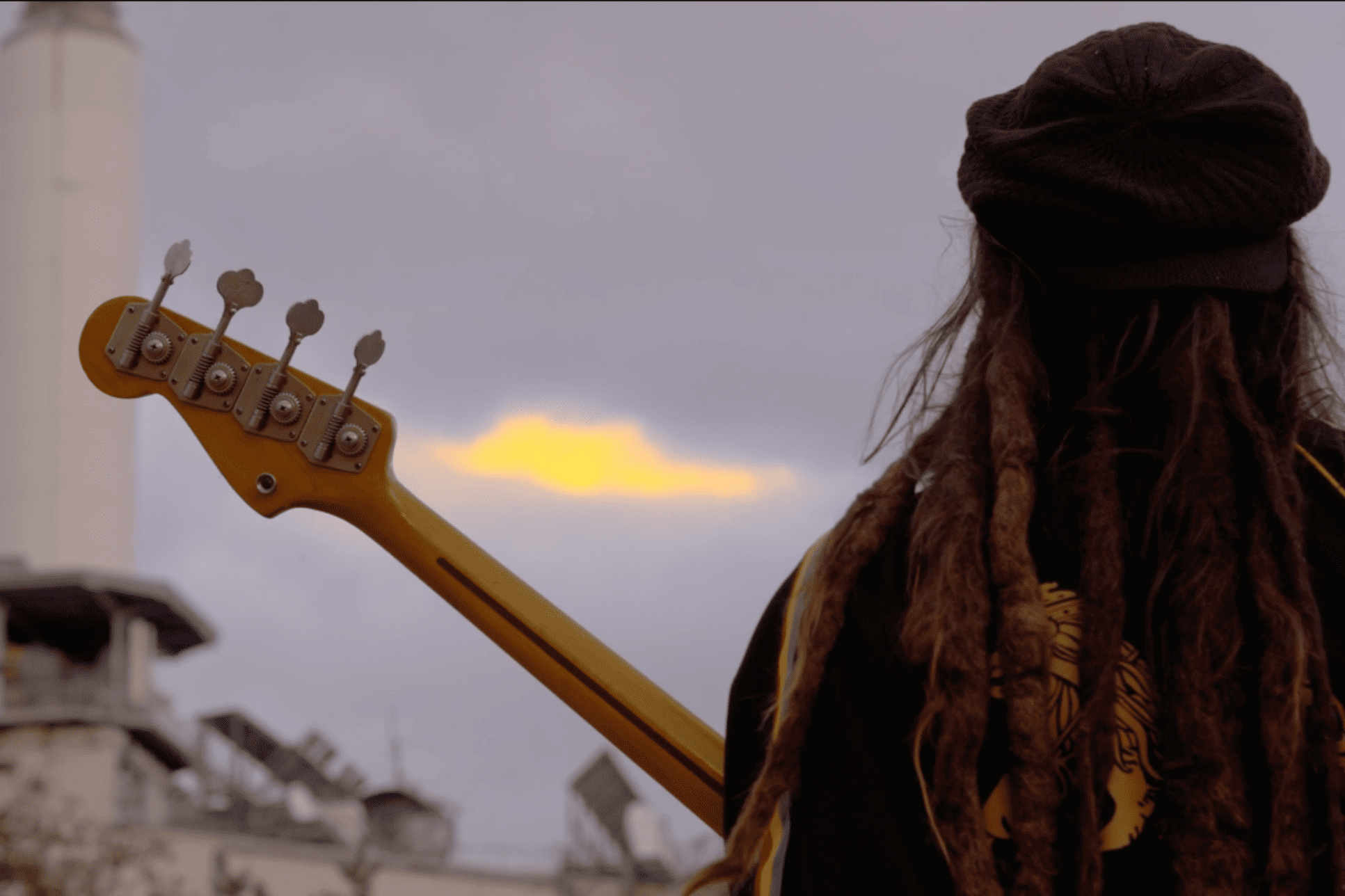 Vincent Fraysse de dos, Faunix avec sa guitare