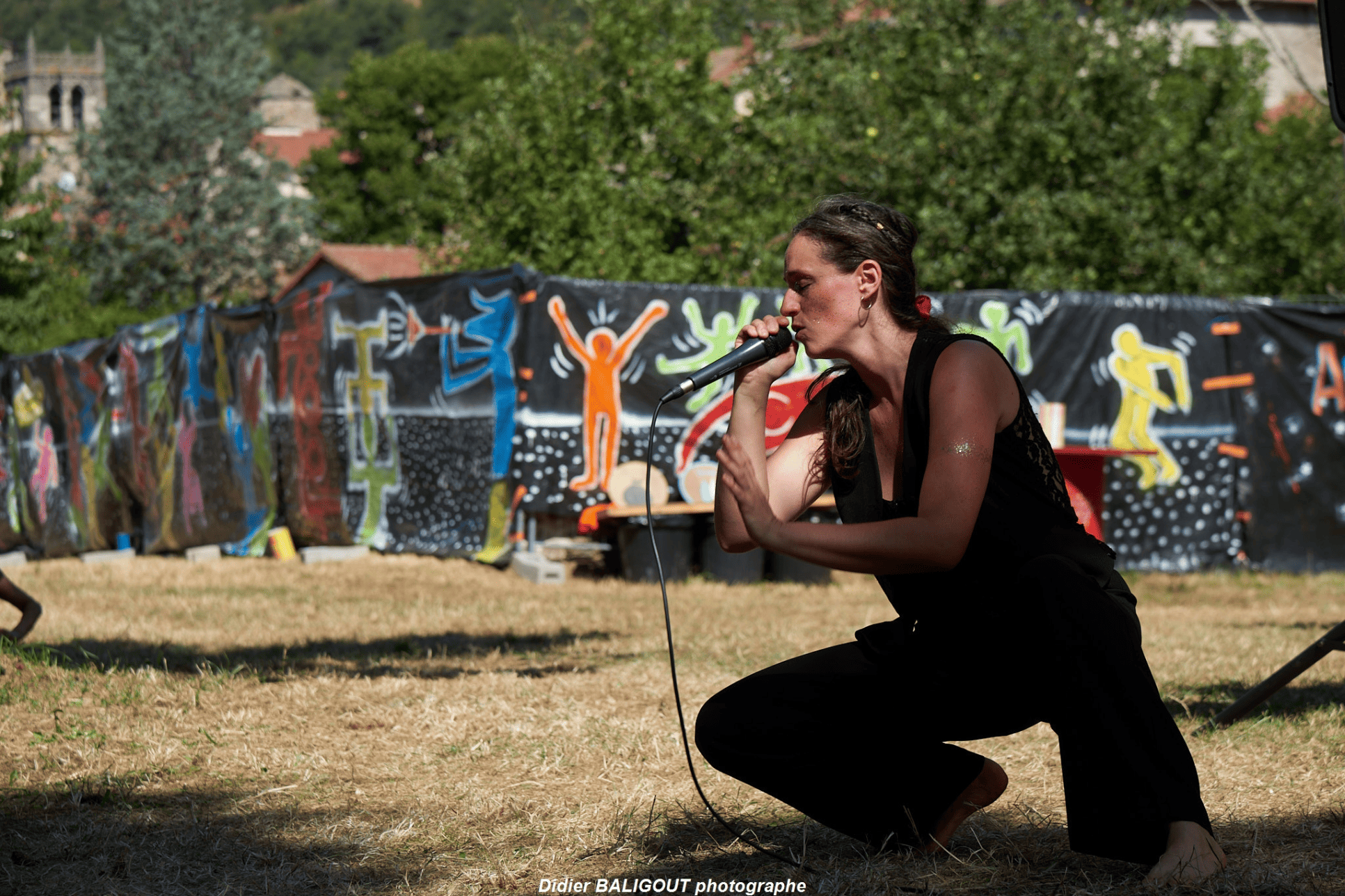 Emilie Souillot avec Faunix qui chante sur l'herbe en plein air