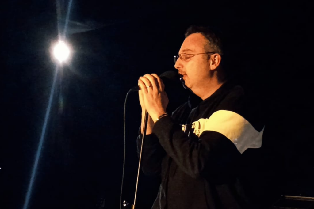 Cours de chant, élève en train de chanter dans un micro