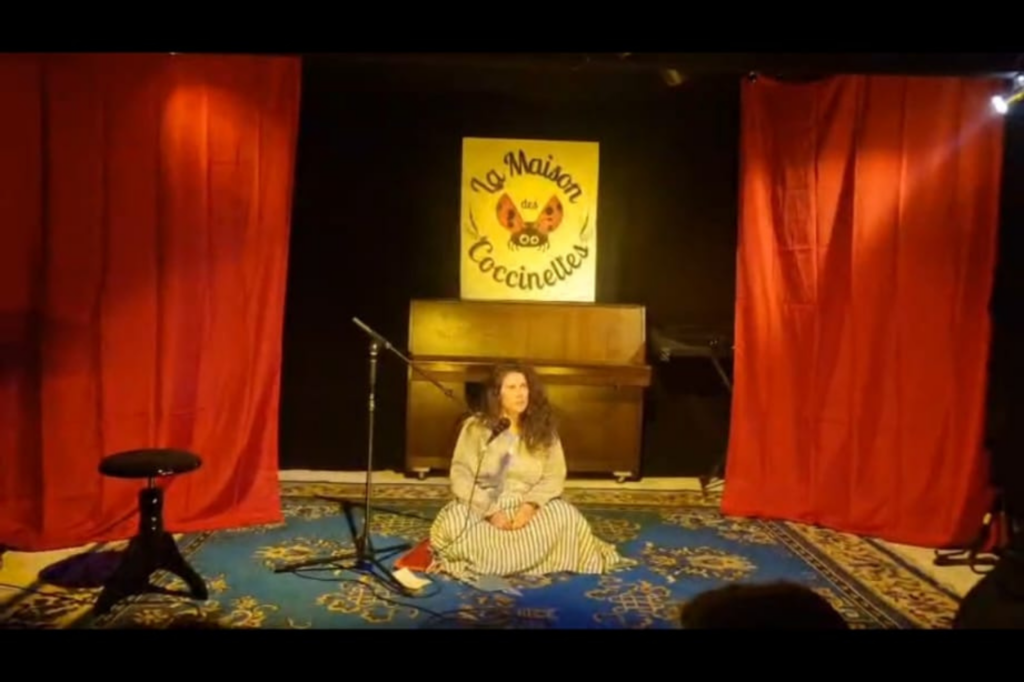 Scène de spectacle avec la Maison des coccinelles