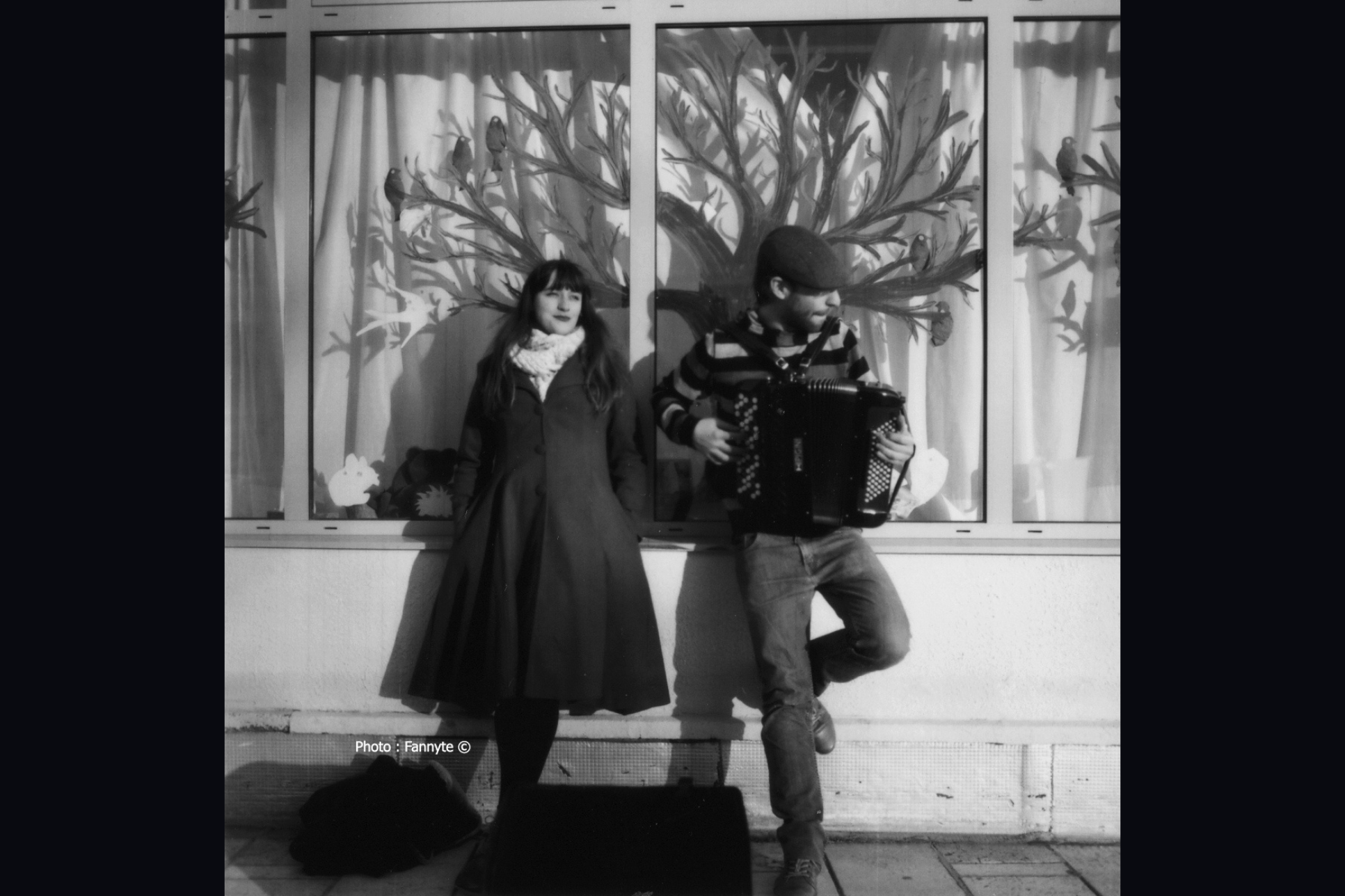Emilie Souillot avec un accordéoniste en noir & blanc