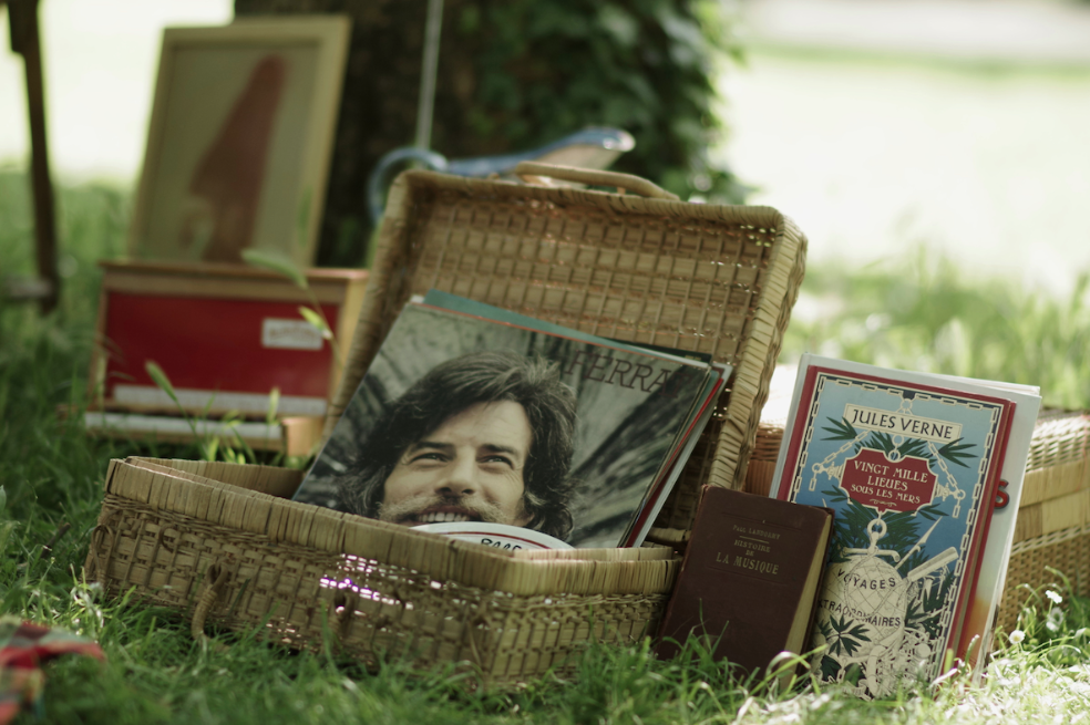 Caisse avec des vinyles et des livres