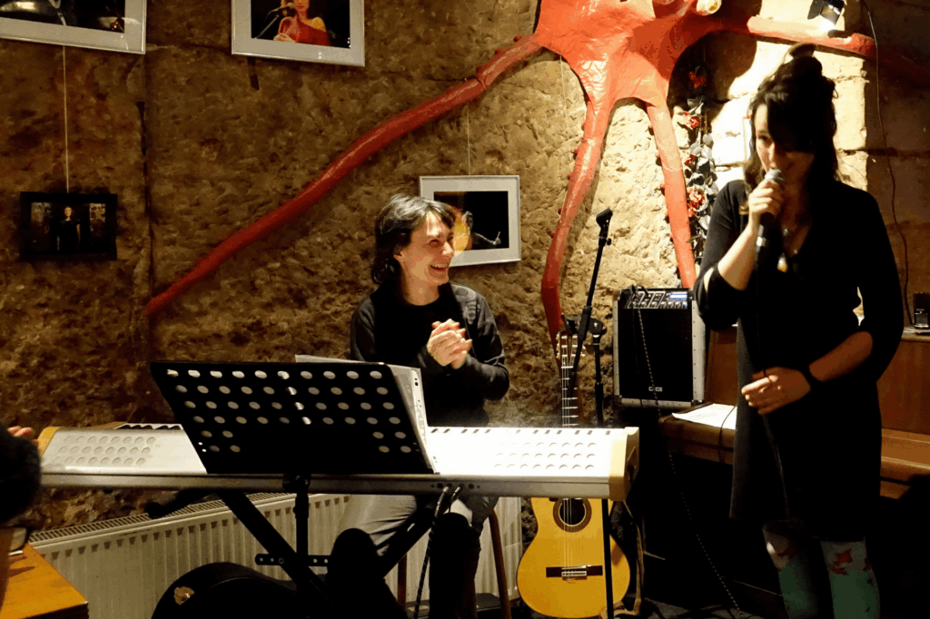 Phoenix de Pandore, Emilie Souillot en train de chanter avec une pianiste