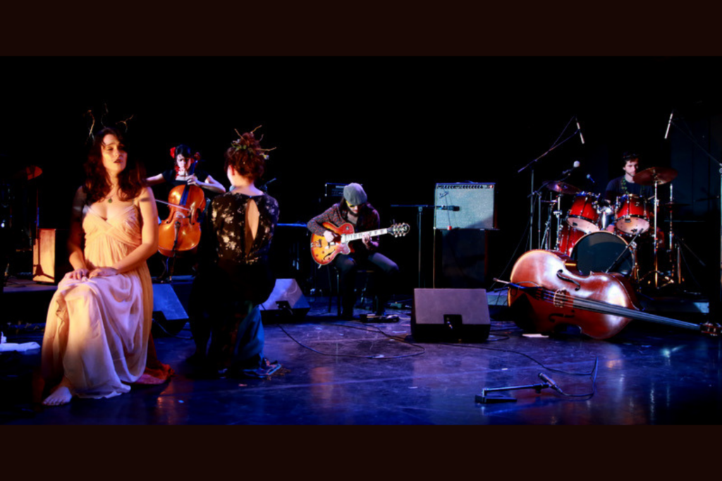 Rê Emilie Souillot sur scène avec des instrumentistes
