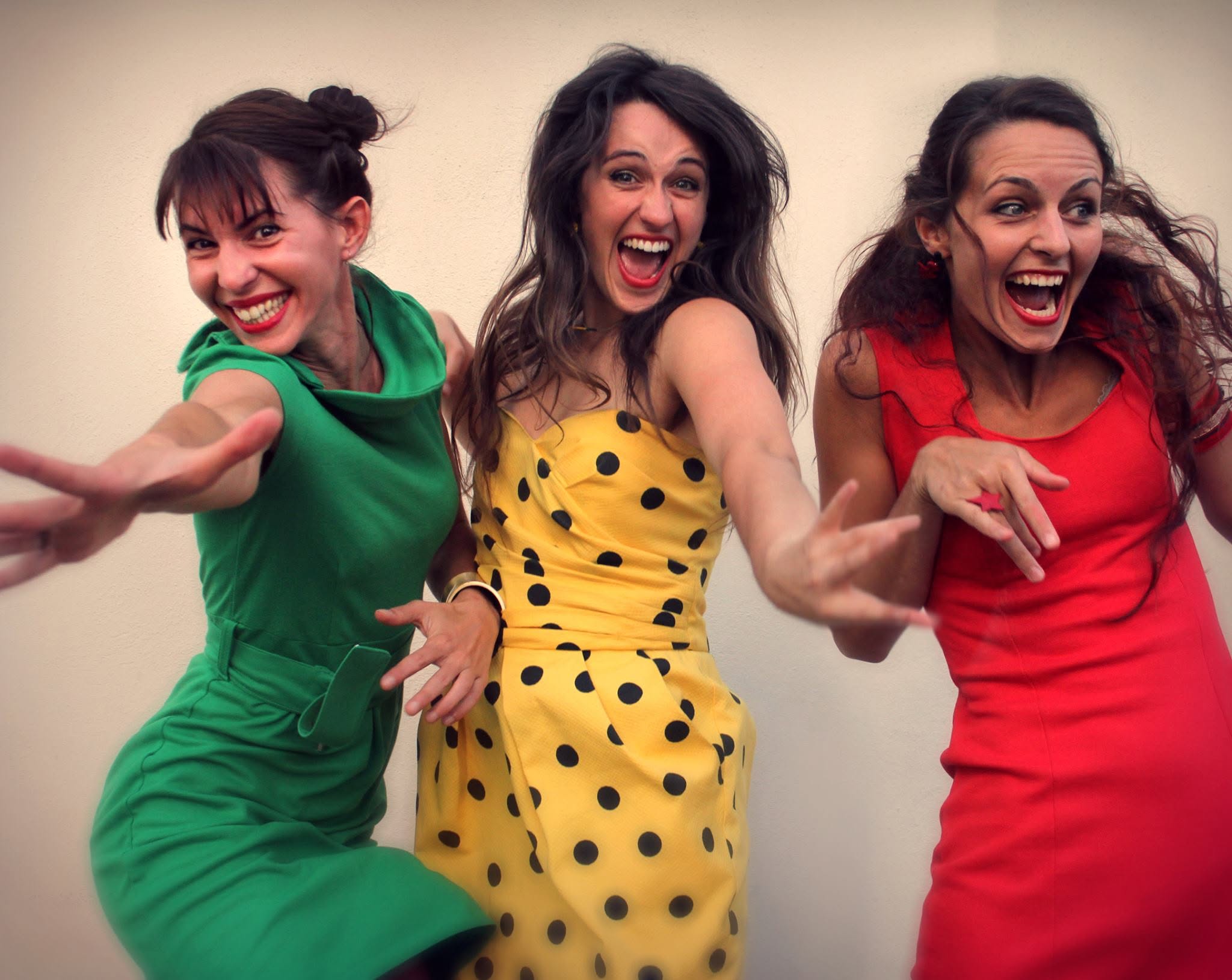Trio Cosmos, Emilie Souillot et deux autres filles, en robe verte, jaune et rouge